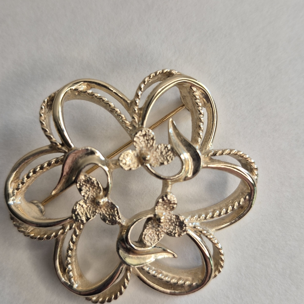Retro pin, brooch.  Gold tone swirl. Vintage about 1974-75.